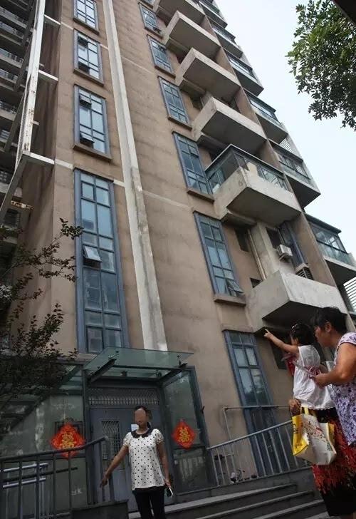 74549.cσm查询开奖记录和天降花盆砸路人脚边与花盆坠落将人砸死
