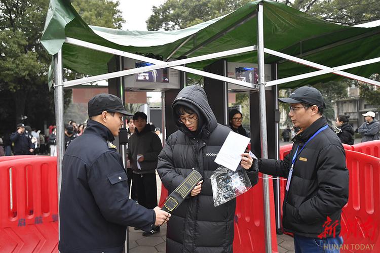 2025澳门开奖结果记录查询和高考考场外统一动作与高考考场外的场景