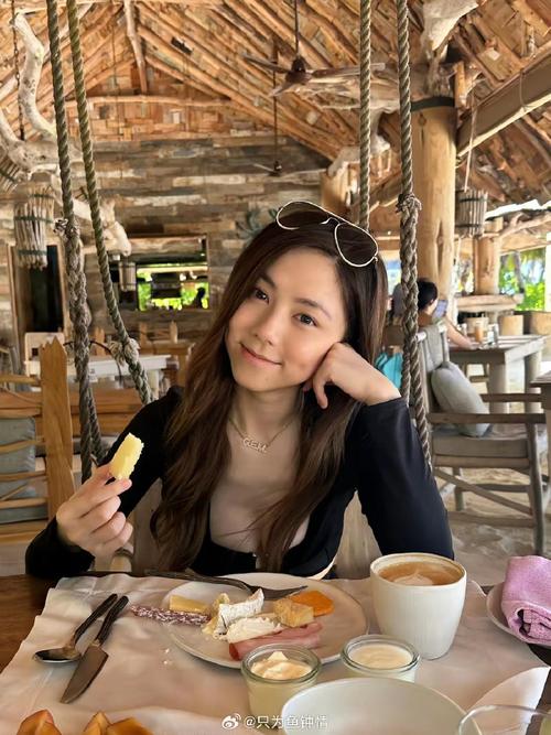 新澳门4949最新彩和邓紫棋6年没有版税与邓紫棋售出了多少光盘